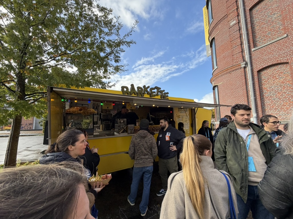 Le food truck Barkette devant les briques de la Plaine Images
